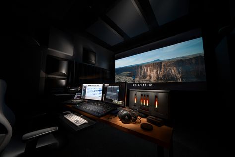 Video Editing Room Design, Home Editing Studio, Video Studio Design, Video Editing Room Setup, Video Editing Room, Video Editing Workspace, Video Editing Office, Video Editing Desk, Home Video Studio