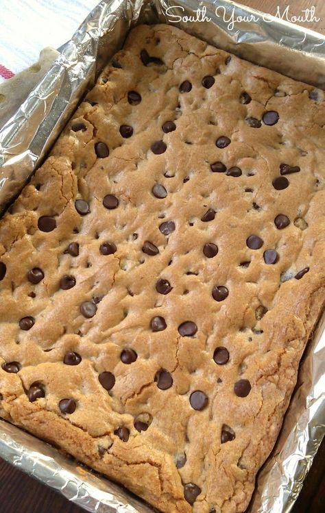 Chewy Chocolate Chip Cookie Bars, Chocolate Chip Bars, Chocolate Chip Cookie Bars, Dessert Aux Fruits, Chewy Chocolate Chip, Holiday Cookie Recipes, Chewy Chocolate Chip Cookies, Cake Bars, Cookie Bar Recipes