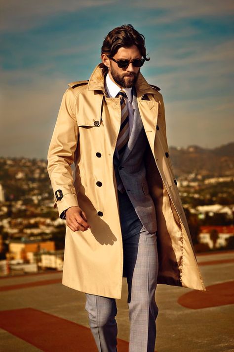 Speaking in a subtle and polished way, the #Burberry trench #coat is just what you need to stay handsome in poor weather. Quotes Goals, Herren Style, Men's Trench Coat, Trench Coat Outfit, Burberry Trench, Burberry Trench Coat, Mens Fashion Smart, Trench Coat Men, Marlon Brando