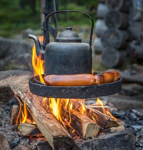 Campfire cooking doesn't have to be boring. These 10 campfire cooking tips will blow your mind and make your next camping trip awesome. Campfire Art, Cooking Outside, Camping Illustration, Campfire Games, Camp Games, 1000 Lifehacks, The 10 Commandments, Camping Aesthetic, Campfire Food