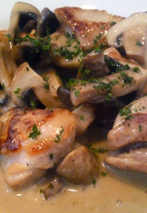 Chicken, Leek, and Mushroom Fricassée. Mushroom Fricassee, Leek Mushroom, Mushroom Stew, Yummy Chicken, Winter Recipes, Chicken Dishes Recipes, Yummy Yummy, Chicken And Vegetables, Dish Recipes