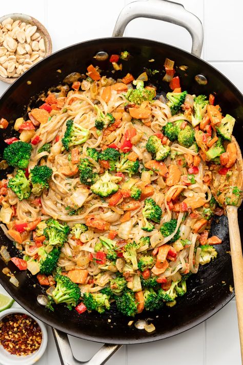 Peanut Sauce Rice Noodles, Broccoli And Garlic, Carrot Sauce, Peanut Sauce Noodles, Oven Food, Vermicelli Recipes, Rice Noodle Recipes, Bowls Recipes, Sauteed Carrots