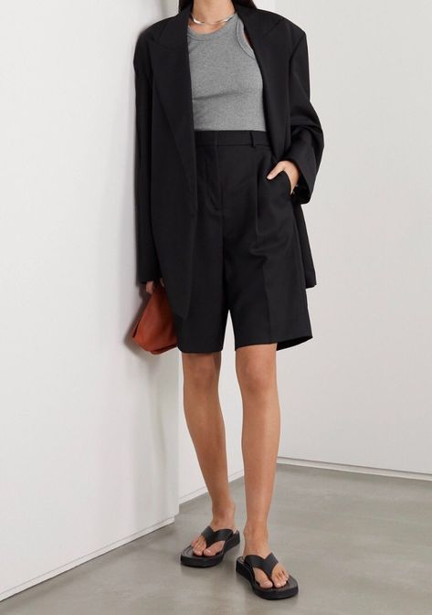 Tailored Shorts Outfit, Bermuda Shorts Outfit, Black Shorts Outfit, Sculptural Jewelry, Outer Jacket, Spring Capsule Wardrobe, Tailored Shorts, Long Shorts, Street Style Outfit