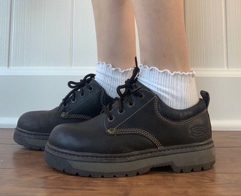 Black Vintage Shoes, Shoes Vintage Aesthetic, Sketchers Oxfords Outfit, Alt Shoes Sneakers, Old Shoes Aesthetic, Oxford Sketchers, Vintage Sneakers Aesthetic, Sketchers Shoes Aesthetic, Aesthetic Sketchers