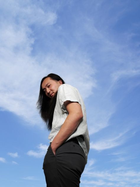 A man standing in the backdrop of blue sky with white clouds. Self Portrait Ideas Photography, Lighting Photography Ideas, Portrait Ideas Photography, Glow Photography, Self Portrait Ideas, Outdoor Lighting Ideas, Lighting Photo, Lighting Photography, Outdoor Portrait