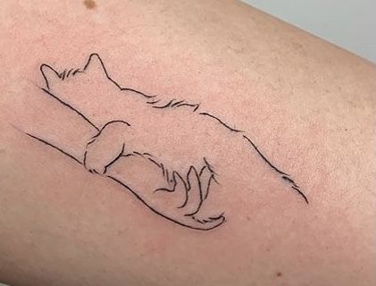 Tasteful Cat Tattoos, Scary Feminine Tattoos, Tattoos For Cats, Cat Tatoos Ideas, Personal Cat Tattoo, Cat Laying Down Tattoo, Single Line Tattoo Minimalist, Long Hair Cat Tattoo, Best Friend Animal Tattoos