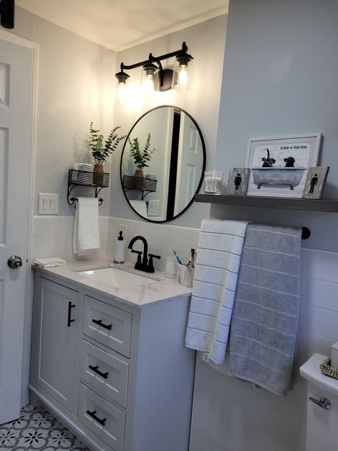 Grey Bathroom Vanity With Black Hardware, Grey And White Bathroom Ideas Decoration, Gray Small Bathroom Ideas, Black And White Bathroom Ideas Decor, Light Gray Bathroom Ideas, Gray White Bathroom, Light Grey Bathrooms, Grey And White Bathroom, Guest Bathroom Renovation