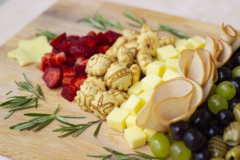 Christmas Brunch Menu Ideas, Charcuterie Board Themes, Christmas Tree Charcuterie Board, Tree Charcuterie Board, Christmas Tree Charcuterie, Christmas Brunch Menu, Tree Charcuterie, Xmas Brunch, Christmas Eve Meal