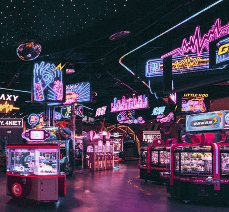 Arcade Exterior, Arcade Interior, 1990’s Aesthetic, Arcadecore Aesthetic, Neon Casino, Arcade Architecture, Arcade Aesthetic, Game Room Ideas, Arcade Bar