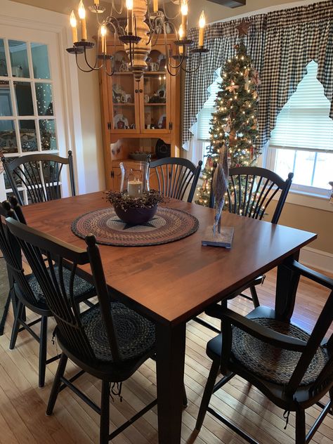 Country Primitive Decorating, Colonial Dining Room, Primitive Dining Room, Home Decor Dining Room, Primitive Dining Rooms, Home Decor Winter, Primitive Living Room, Primative Decor, Tapered Candles