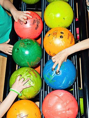 Bowling Pictures, Bowling Ball Yard Art, Bowling Cake, Cheap Birthday Party, Kids Bowling, Friendship Pics, Bowling Birthday Party, Bowling Birthday, 13 Birthday