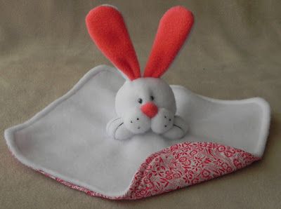 Bunny Baby Blanket, Baby Blanket Tutorial, Baby Blankie, Bunny Blanket, Sewing Projects Free, Diy Bebe, Fleece Baby Blankets, Lovey Blanket, Bee Crafts