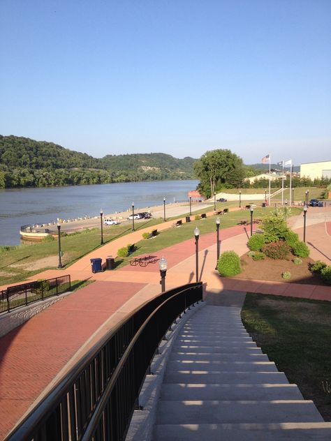 Ohio River in Ashland, Kentucky Ashland Kentucky, Kentucky Girl, Travel America, My Old Kentucky Home, Usa States, Ohio River, America Travel, Vacation Trips, Kentucky