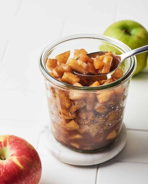 Try this delicious homemade apple compote on top of oatmeal, cream of wheat, pancakes, waffles, or ice cream. It is easy to make! Apple Compote Recipe, Oat Scones, Apple Compote, Apple Ideas, Compote Recipe, Dessert Places, White Choc, Winter Treats, Clam Recipes