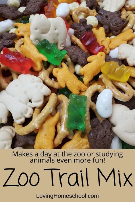 The kids will have great fun mixing up this simple but delicious trail mix with fun animal themes for a day at the zoo! They will have even more fun eating it! Farm Snacks, Australian Snacks, Care Meals, Vbs Snacks, Preschool Cooking, Zoo Crafts, Theme Snack, Bible Camp, Animal Snacks