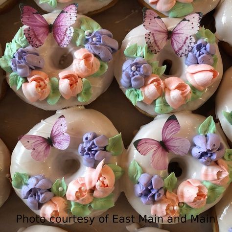 Donat Glaze, Yea Party, Edible Butterflies, Wafer Paper Butterflies, Edible Butterfly, Buckwheat Cake, Fairy Garden Birthday Party, Decorações Com Comidas, Butterfly Birthday Party