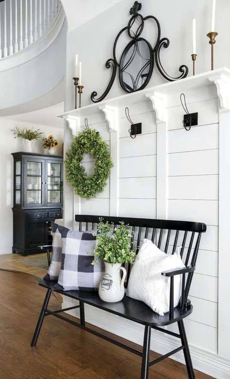 Black Bench, Mudroom Decor, Casa Country, Home Entrance Decor, Farmhouse Decor Living Room, Diy Farmhouse Decor, Entrance Decor, Farmhouse Homes, Decor Minimalist