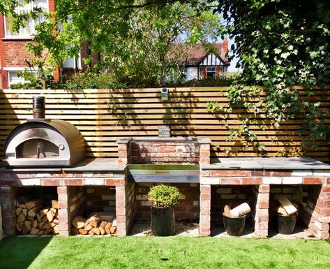 Kitchen Build Ideas, Small Backyard Kitchen, Garden Bbq Ideas, Diy Bbq Area, Diy Outdoor Kitchen Plans, Outdoor Grill Diy, Barbecue Ideas, Dining Outside, Brick Bbq