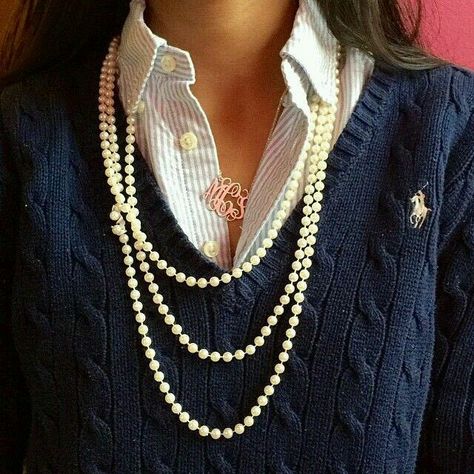 How to Style Pearl Jewelry – Hey Happiness How To Style Pearls, How To Wear Pearls, Preppy Mode, Adrette Outfits, Wearing Pearls, Fashion Preppy, Wear Pearls, Estilo Preppy, 가을 패션