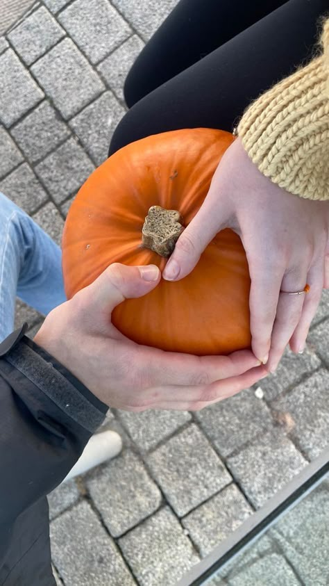 Autumn Aesthetic Boyfriend, Halloween Couple Astethic, Cute Couples Pumpkin Ideas, Pumpkin Patch Poses With Boyfriend, Halloween Pics With Boyfriend, Soft Launch Pumpkin Patch, Pumpkin Patch Couple Aesthetic, Halloween Costumes Aesthetic Couple, Couple In Fall Aesthetic