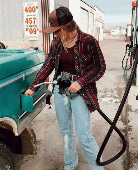 Western Mid Size Outfits, Western Flannel Outfits Women, Western Button Up Outfit, Flannel Western Outfit, County Fair Outfit Ideas Summer, How To Style Western Button Up Shirts Women, Tomboy Cowgirl Outfit, 90s Country Outfit Women, Flannel Country Outfits