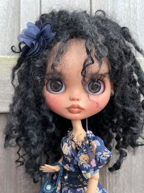 Blythe doll, handmade, gift, Art doll Blythedoll Curly Hair, Curly Blythe Doll, Curly Hair Blythe Doll, Doll Pfp, Black Hair Green Eyes, Light Brown Skin, Hair Pale Skin, Dark Curly Hair, Black Wavy Hair