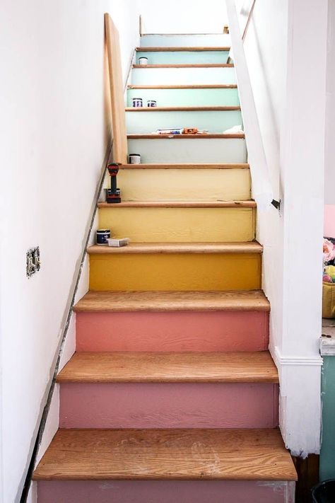 Painted Staircase, Stairs Makeover Design, Stairs Makeover Ideas, Stair Renovation, Koti Diy, Stairs Renovation, Architecture Renovation, Diy Staircase, Stairs Makeover