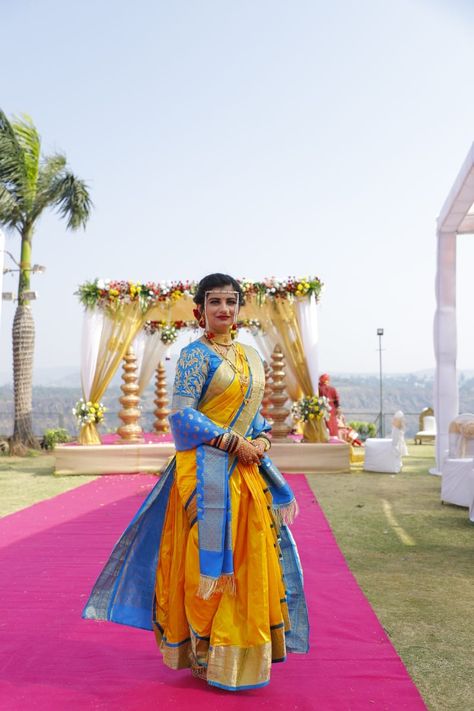 Maharashtrian Bride wearing a yellow nauvari saree (sari) with blue blouse in front of her mandap Maharashtrian Bride Yellow Saree, Maharashtrian Saree Traditional, Maharashtrian Wedding Decoration, Maharashtrian Brides, Maharashtrian Bride, Maharashtrian Wedding, Yellow Combination, Kashta Saree, Marathi Bride