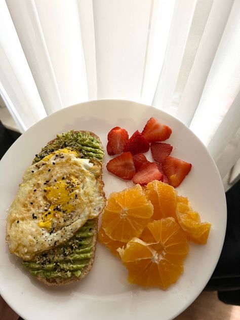 Avocado toast and fruit Eggs And Fruit, Avocado Healthy Recipes, Avocado Snack, Toast Recipe Breakfast, Avocado Recipes Healthy, Healthy Protein Meals, Avocado Breakfast, Healthy Lunch Snacks, Healthy Food Inspiration