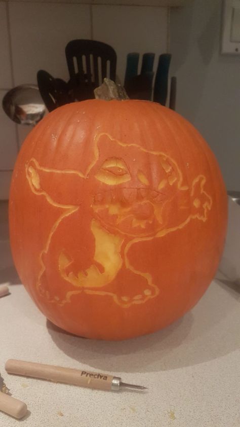 pumpkin carving Lilo and stitch Tom And Jerry Pumpkin Carving, Pumpkin Carving Ideas Easy Cute Disney, Pumpkin Carving Stitch, Stitch Pumpkin Carving Ideas, Stitch Pumpkin Carving Template, Pumpkin Carving Ideas Stitch, Bluey Pumpkin Carving, Stitch Pumpkin Carving, Pumkin Designs