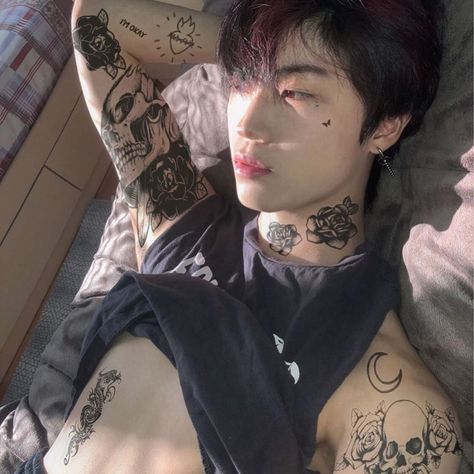 15.3 mil curtidas, 139 comentários - Korean Boys ✨ (@ulzz.boys) no Instagram: “Do you have tattoos? 😍🥰 Follow @juun_lll - Credits to Owner! #koreanclothes #koreanclothing…” Kore Ulzzang, Handsome Asian Men, Hot Asian Men, Emo Guys, Boy Tattoos, Cute Asian Guys, Korean Boy, Attractive Guys