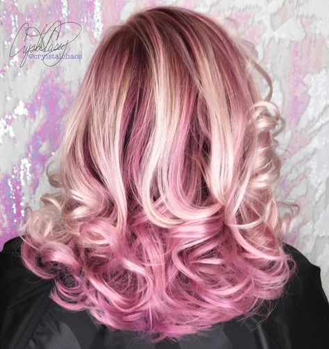 pastel pink hair with blonde highlights Blind Hair, Pink Hair Highlights, Pink Curls, Dipped Hair, Blonde Hair With Pink Highlights, Tan Skin Blonde Hair, Funky Hair, Highlights Ideas, Pink Blonde Hair