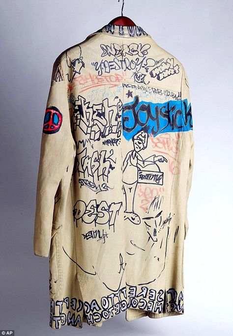 80s Nightclub, Art On Clothes, Costume Carnaval, Mode Steampunk, Stage Manager, Michel Basquiat, Jean Michel Basquiat, Jean Michel, Painted Clothes