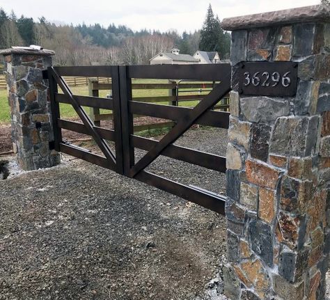 Top 60 Best Driveway Gate Ideas - Wooden And Metal Entrances Driveway Gate Ideas, Farm Gates Entrance, Ranch Entrance Ideas, Entrance Gates Driveway, Wooden Gate Designs, Wood Gates Driveway, Metal Driveway Gates, Driveway Entrance Landscaping, Tor Design