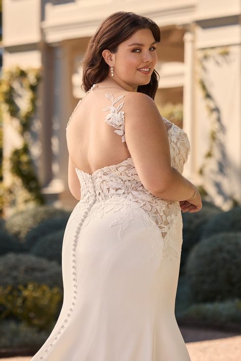 Curvy girl wedding dress