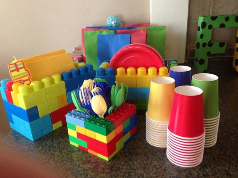 Lego Theme Party Ideas, Lego 2nd Birthday Party, Lego 3rd Birthday Party, Duplo Birthday Party, Lego Duplo Birthday Party, Outdoor Lego Party, Lego Birthday Party Ideas Decorations, Boys Lego Birthday Party, Lego Birthday Centerpieces