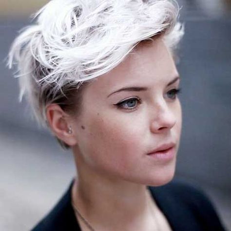 Platinum blonde hair - dark undercut sides add dimension to this style by contrasting with the longer platinum hair... Bleach Pixie, Bleached Pixie, Cropped Hairstyles, Colored Hairstyles, Cropped Hair, Messy Pixie Haircut, Crop Haircut, Wash Hair, Blonde Hairstyles