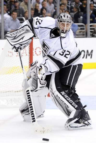 Jonathan Quick | #losangeleskings Photo: goaliesarchive.com Hockey Photos, Jonathan Quick, La Kings Hockey, Fantasy Hockey, Goalie Gear, Nhl Stanley Cup, Hockey Helmet, Hockey Pucks, Kings Hockey