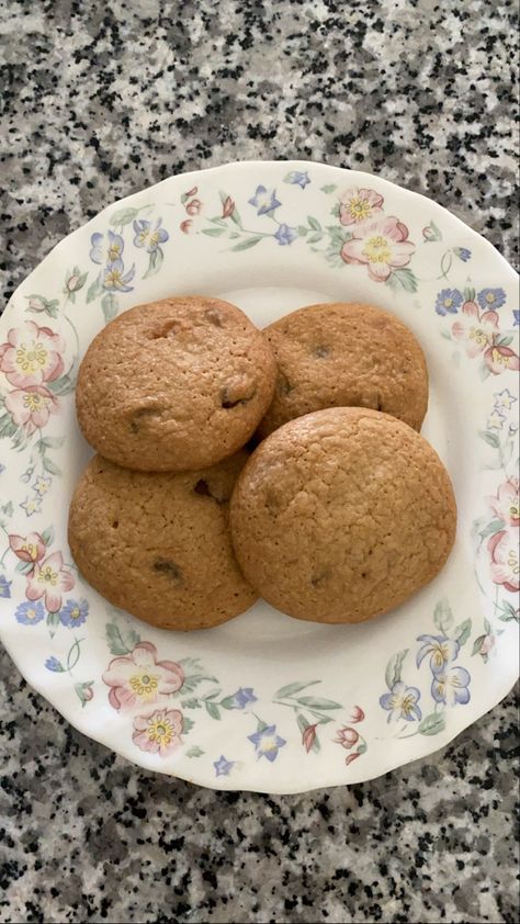 Coquette vibtage plate with chocolate chip cookies Cookies On A Plate, Plate Of Cookies, Homemade Cookies, Chip Cookies, Chocolate Chip Cookies, Chocolate Chip, Muffins, Chips