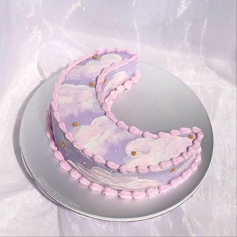 Goth Desserts, Half Moon Cake, Crescent Moon Cake, Pisces Cake, Moon Birthday Cake, Celestial Cake, Pinterest Cakes, Cottagecore Cake, Zodiac Cake