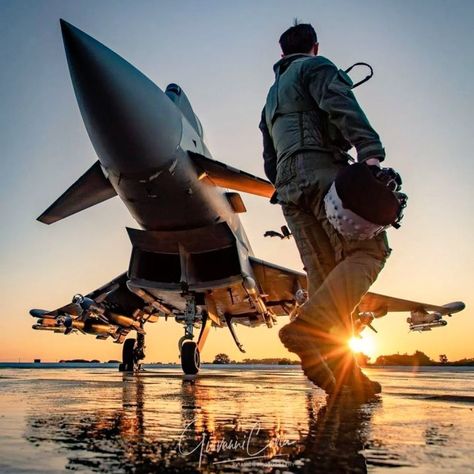 A wallpaper worthy view a Eurofighter Typhoon! The aircraft's thirteen hardpoints: 8 × under-wing and 5 × under-fuselage can hold in excess of 9,000 kg of external ordnance. #avgeeks #aviation #aviationdaily #aviationlovers #Luftwaffe #RAF Indian Fighter Planes, S22 Wallpaper, Fighter Planes Art, Jet Aviation, Army Drawing, Fighter Planes Jets, Dassault Aviation, Aviation Image, Eurofighter Typhoon