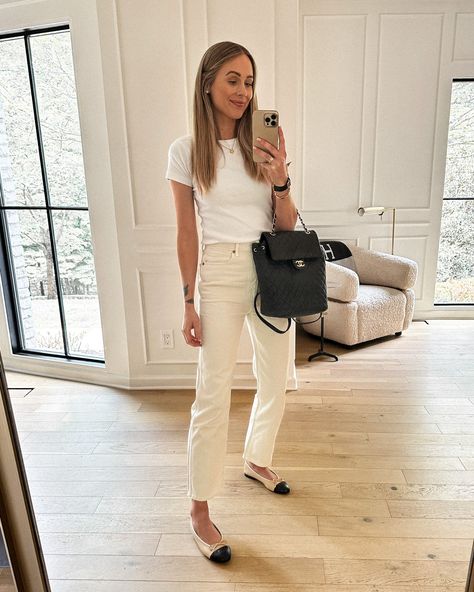 Fashion Jackson Summer, Cream Jeans Outfit Summer, Cream Mom Jeans Outfit, Chanel Ballet Flats Outfit, Ballet Flat Outfit, Ecru Jeans Outfits, Cream Jeans Outfit, Flat Shoes Outfit, Ballet Inspired Fashion