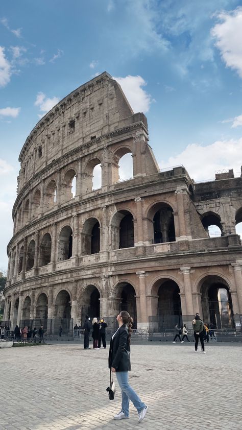 Italy Aethestic, Colloseum Photo Ideas, Colosseum Photo Ideas, Rome Pictures, Rome Photography, Rome Vacation, Italy Trip Planning, Italy Vibes, Rome Photo