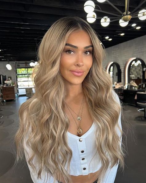 Balayage Hair Inspo Blonde, High Ombre Hair Blonde, Honey Blonde Hair Shadow Root, Blonde Hair For Brown Skin, Hispanic Blonde Hair, Blonde Hair On Olive Skin, Platinum Blonde Hair On Brown Skin, Mexican Blonde Hair, Blond Hair On Brown Skin