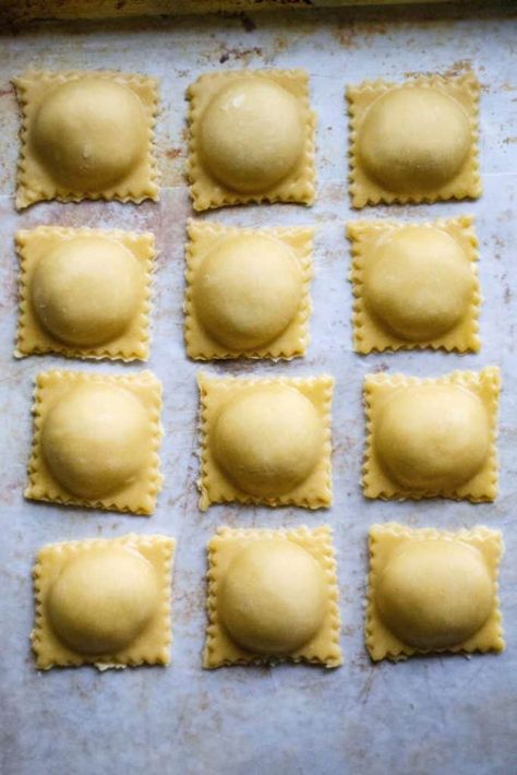 Homemade Chicken Ravioli, Chicken Ravioli Filling, Chicken Ravioli Recipe, Coloured Ravioli, Easy Ravioli Recipe, Ravioli Dishes, Coloured Pasta, Ravioli Recipe Homemade, Easy Ravioli