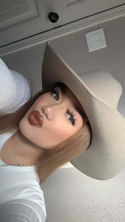 Vaquera Makeup Looks, Norteñas Aesthetic, Rodeo Makeup Ideas, Vaqueras Outfit Aesthetic, Emo Vaquera, Vaqueras Aesthetic, Baile Jaripeo Aesthetic, Cowgirl Makeup, Mexican Makeup