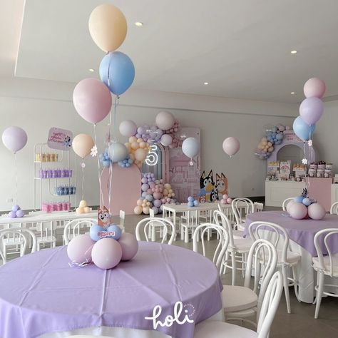 Kids Birthday Centerpiece Ideas, Bluey Party Centerpieces Diy, Bluey Birthday Decorations For Girl, Bluey Party Decorations Table, Bluey Birthday Party Girly, Bluey Balloon Decoration, Bluey Birthday Party Table Decor, Bluey Birthday Girly Decor, 1st Birthday Centerpiece Ideas