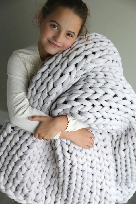 Learn everything you need to know to make a gorgeous chunky hand knit blanket in just a few hours - no knitting experience needed! We'll cover what kind of yarn to use, how to get started, and how to make a chunky blanket for about $30. Chunky Hand Knit Blanket, Chunky Blanket Diy, Chunky Blanket Pattern, Chunky Knit Blanket Pattern, Super Chunky Knit Blanket, Knot Blanket, Chunky Yarn Blanket, Diy Knit Blanket, Chunky Hand Knit