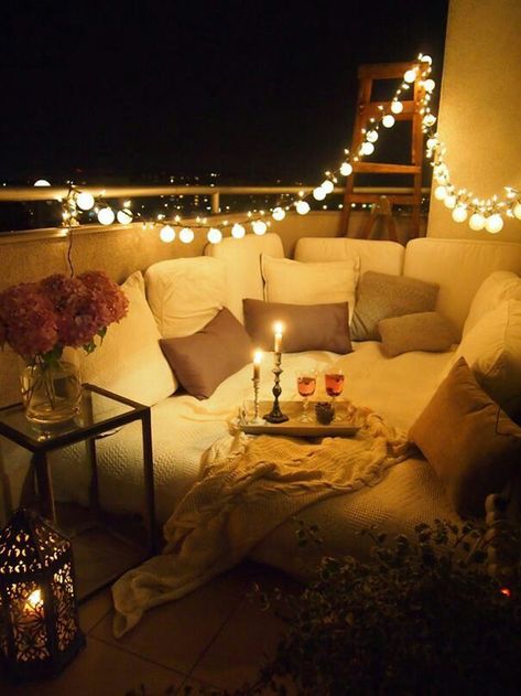 Klein Balkon Decor, Apartment String Lights, Balkon Decor, Tiny Balcony, Balcony Design Ideas, Balcony Lighting, Small Balcony Design, Fairy Lights Bedroom, Apartment Patio