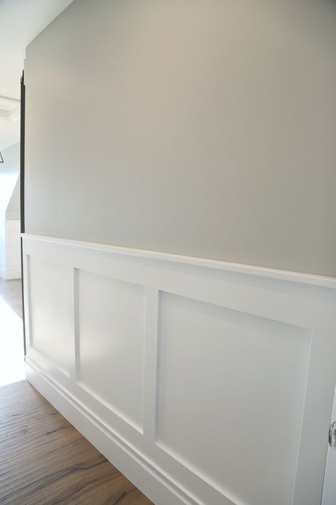 Lambriseringen Gang, Benjamin Moore Stonington Gray, Stonington Gray, Benjamin Moore Gray, Interior Paint Colors Schemes, Wainscoting Styles, Trending Paint Colors, Gray Wall, Paint Colors Benjamin Moore